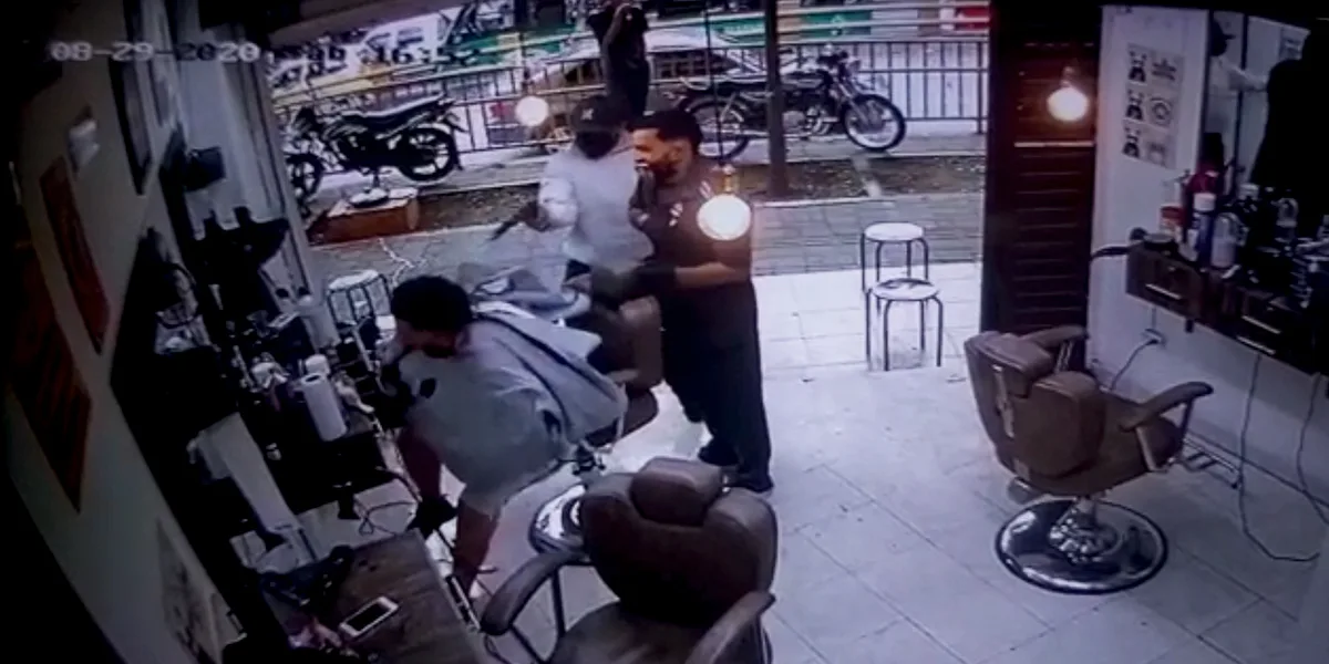 (Video) Impactante homicidio de un hombre en plena barbería de Medellín