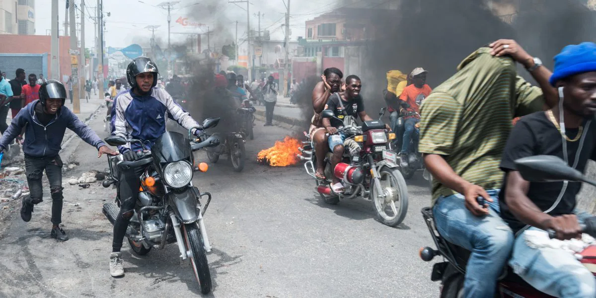(Video y fotos) Protesta de policías siembra el terror en Haití