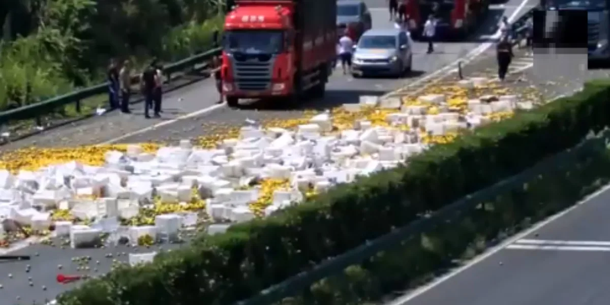 Camión de naranjas se volcó y la reacción de los otros conductores sorprende a los colombianos