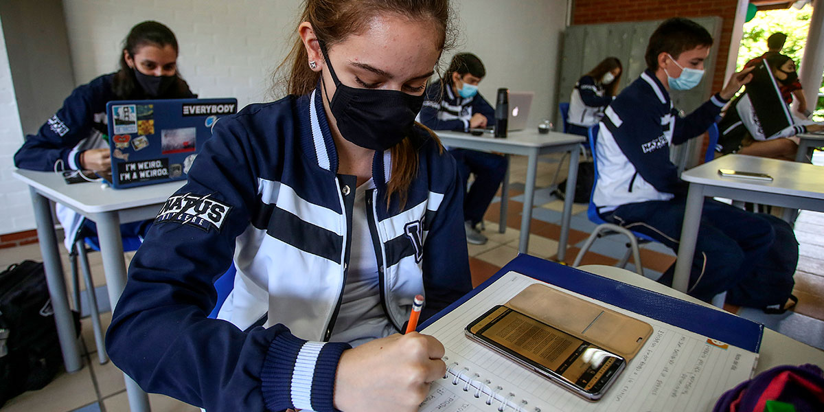 Inician clases presenciales en varios colegios públicos de Bogotá - Canal 1