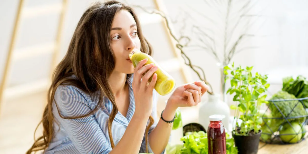Los riesgos que no sabías de beber jugo de fruta muy seguido con las comidas