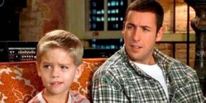 Así luce el Cole Sprouse, el hijo de Adam Sandler en la película Un papá genial