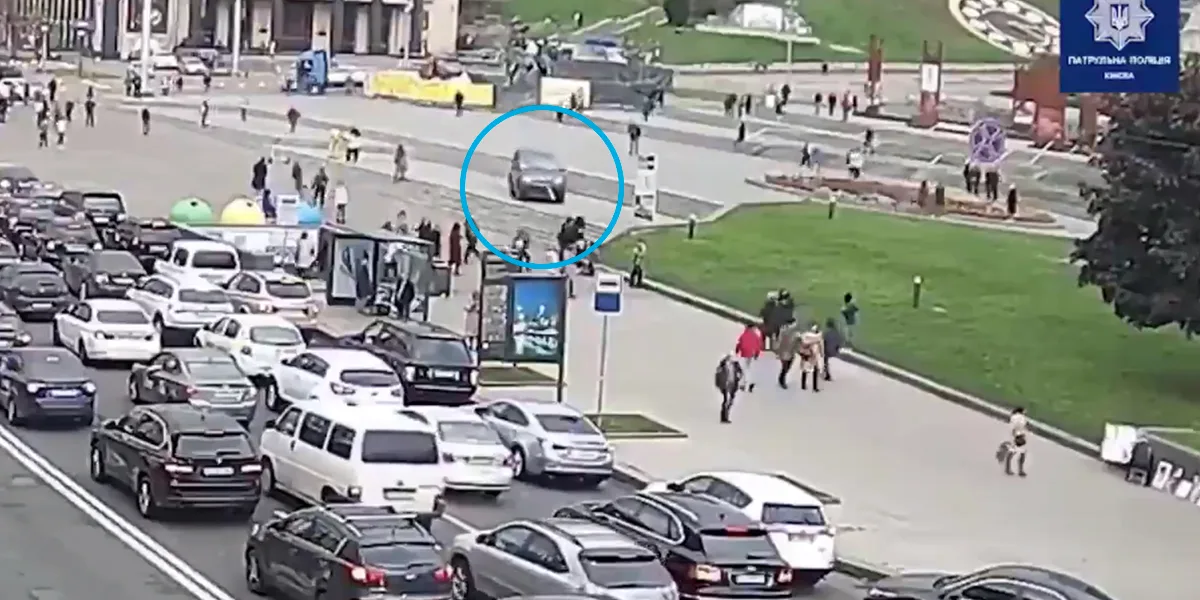 (Video) Al menos dos personas fallecieron en Ucrania tras ser embestidas por un vehículo