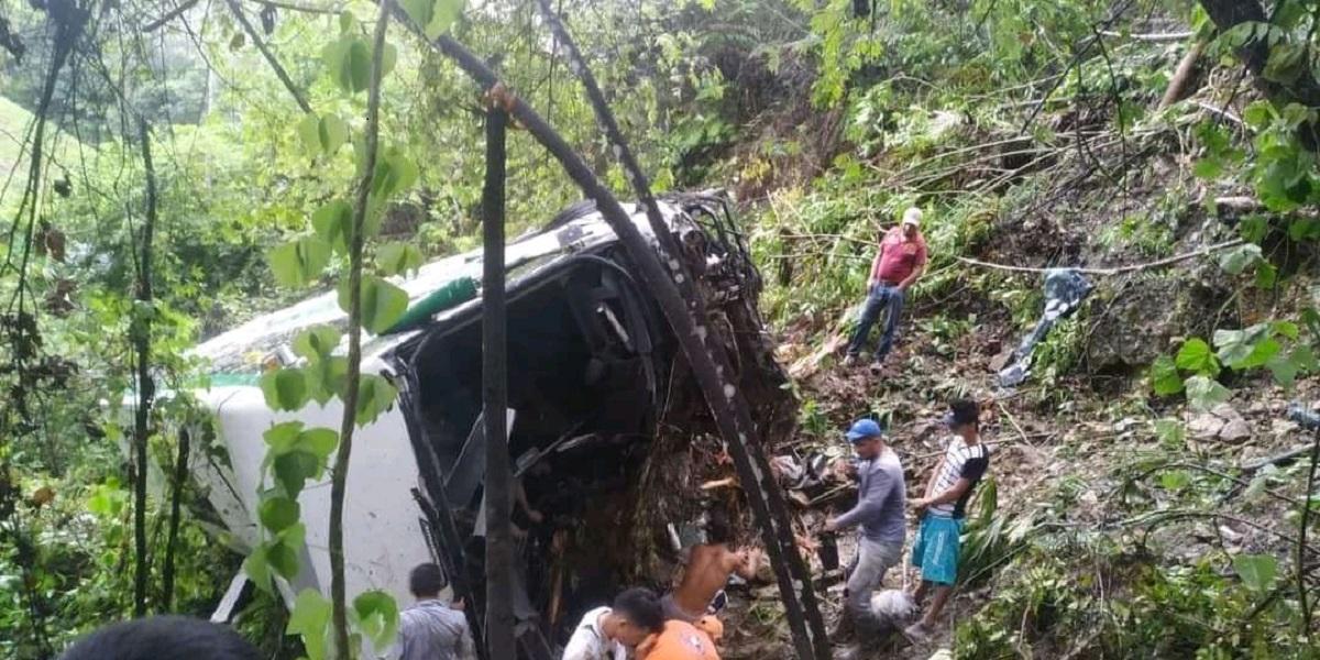 Cuatro Muertos Y 17 Heridos Deja Caida De Bus A Abismo En Via Bucaramanga San Alberto Noticentro 1 Cm