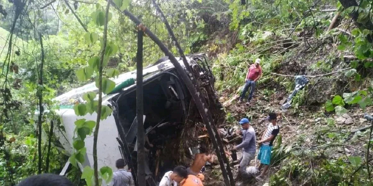 Cuatro muertos y 17 heridos deja caída de bus a abismo en vía Bucaramanga – San Alberto