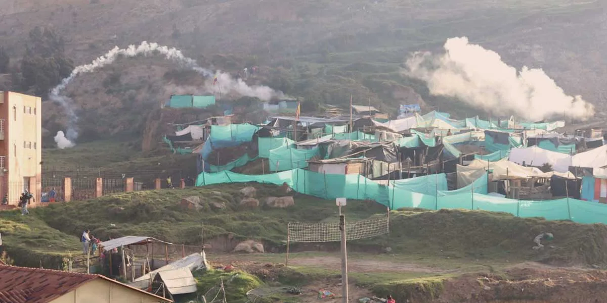 Desalojan 500 familias de predio invadido en Soacha