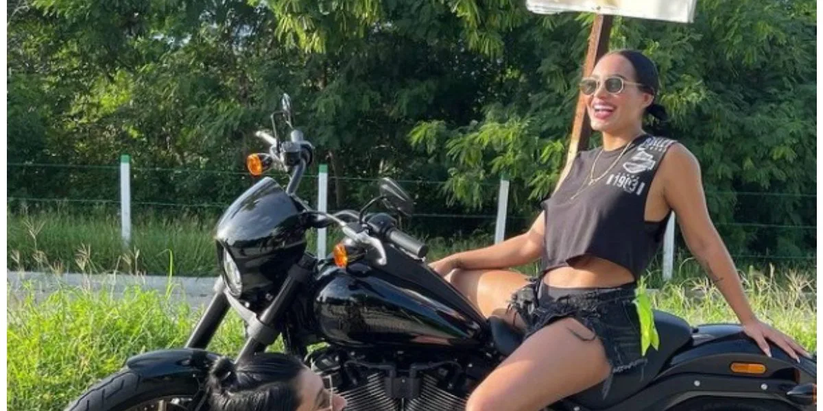 (Video) Andrea Valdiri hizo sugestiva pose en una moto en movimiento
