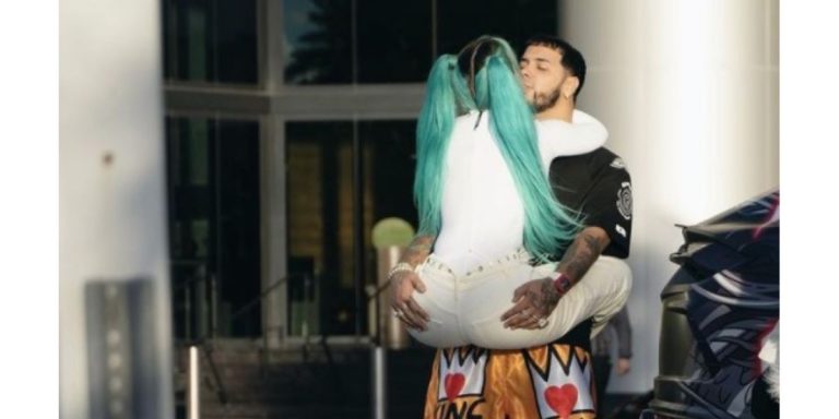 Anuel AA recibió regalo de Dragon Ball de Karol G - Canal 1