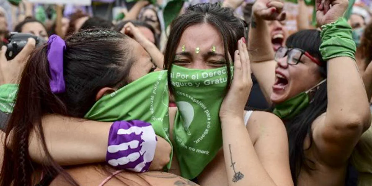 Aprueban legalización del aborto en Argentina, que pasa al Senado