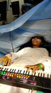 En cirugía cerebro niña tocó el piano