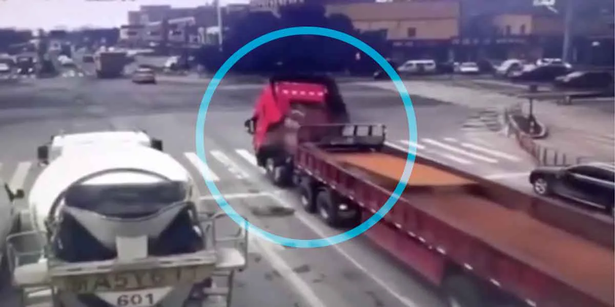 (Video) Lámina de acero tajó la cabina de un camión cuando conductor frenó en seco