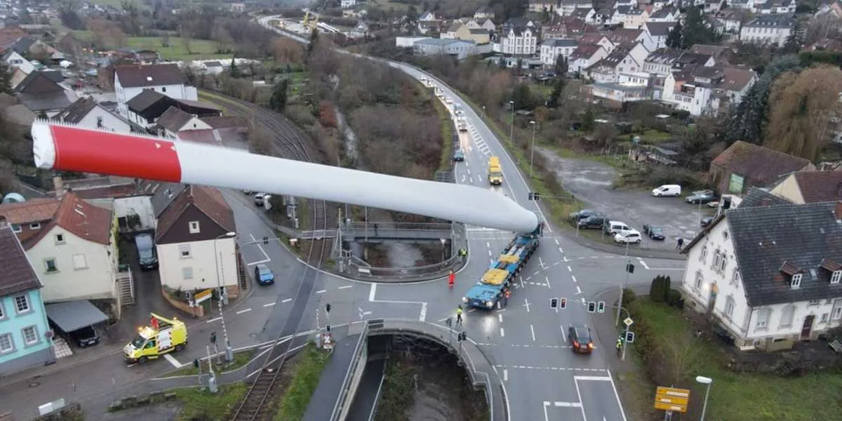 Increíbles imágenes de un camión llevando parte de una gigantesca turbina