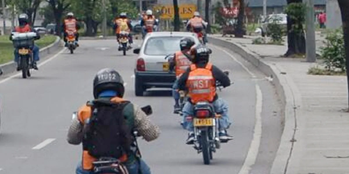 Bogotá quiere revivir el chaleco reflectivo con placa para motociclistas