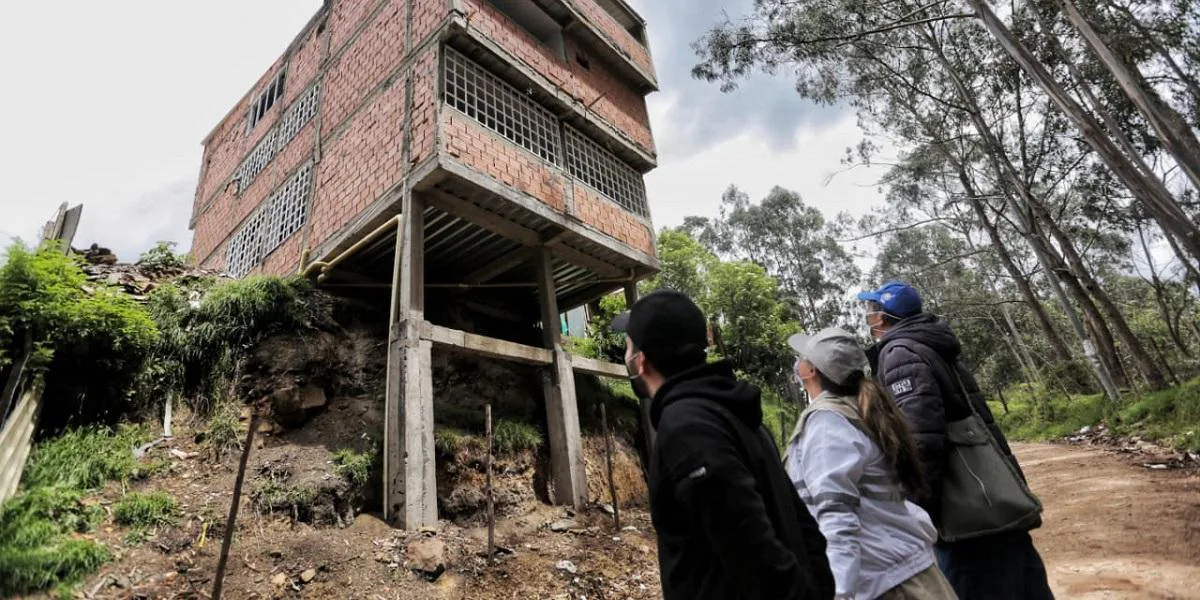 Suspenden 10 obras ilegales en los cerros orientales de Bogotá