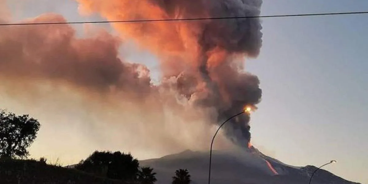 Volcán Etna entra en erupción y emite columna de humo de más de un kilómetro de altura