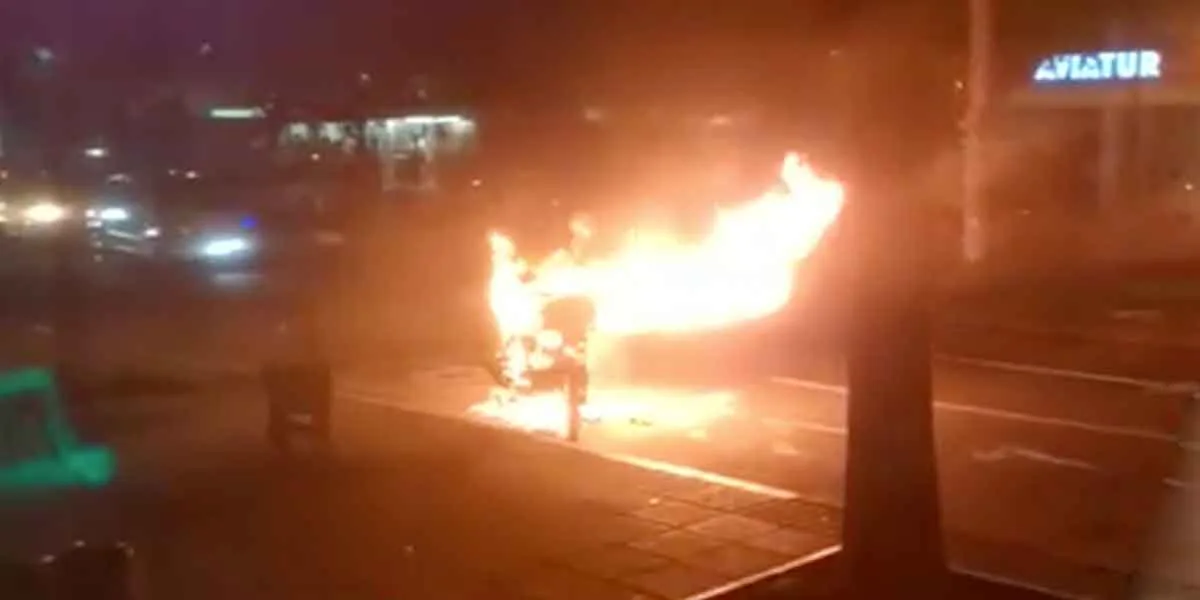 Video | Ciudadanos incendiaron motocicleta de presuntos ladrones en Bucaramanga