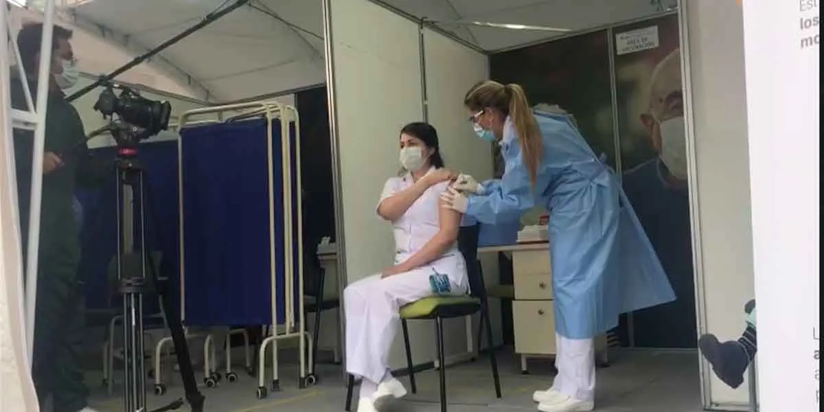 Bogotá vacunó la primera persona en la Clínica Colombia