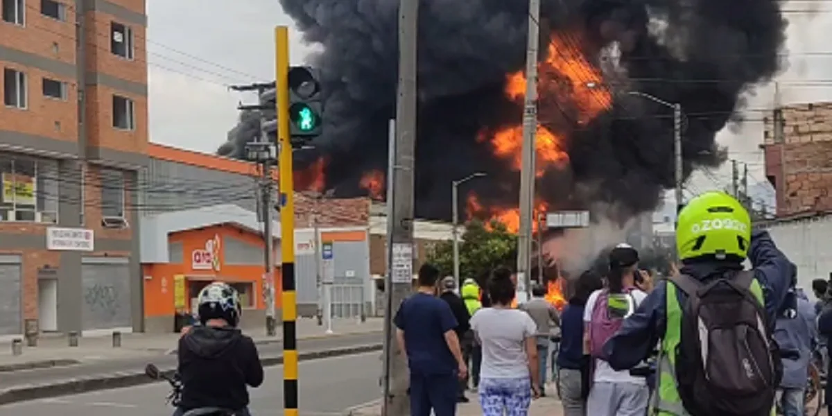 Atención: Voraz incendio consume una bodega al sur de Bogotá