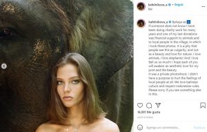 Influenciadora rusa sobre elefante desnuda
