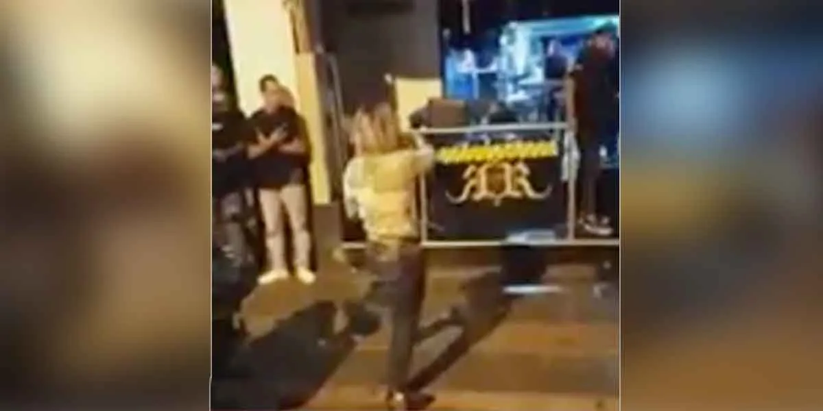 (Video) Agresión de una mujer contra empleados e instalaciones de una discoteca en Medellín