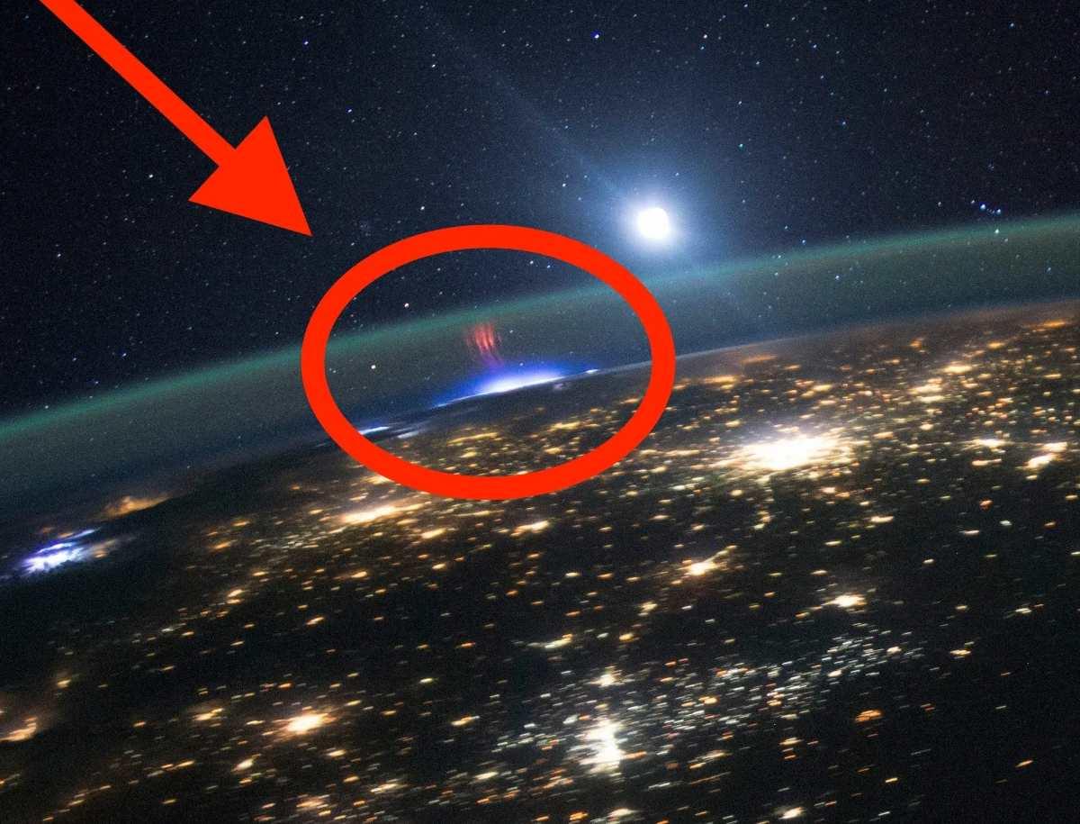 NASA foto fenomenos cielo duende rojo chorro azul