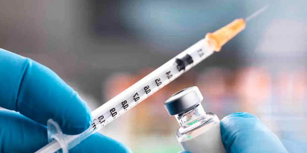 Llamado de epidemiólogos a vacunarse mientras se decide tercera dosis