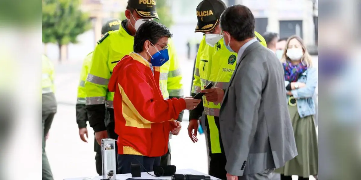 Entregan a la Policía de Bogotá detectores de metales para ayudar a desarmar delincuentes