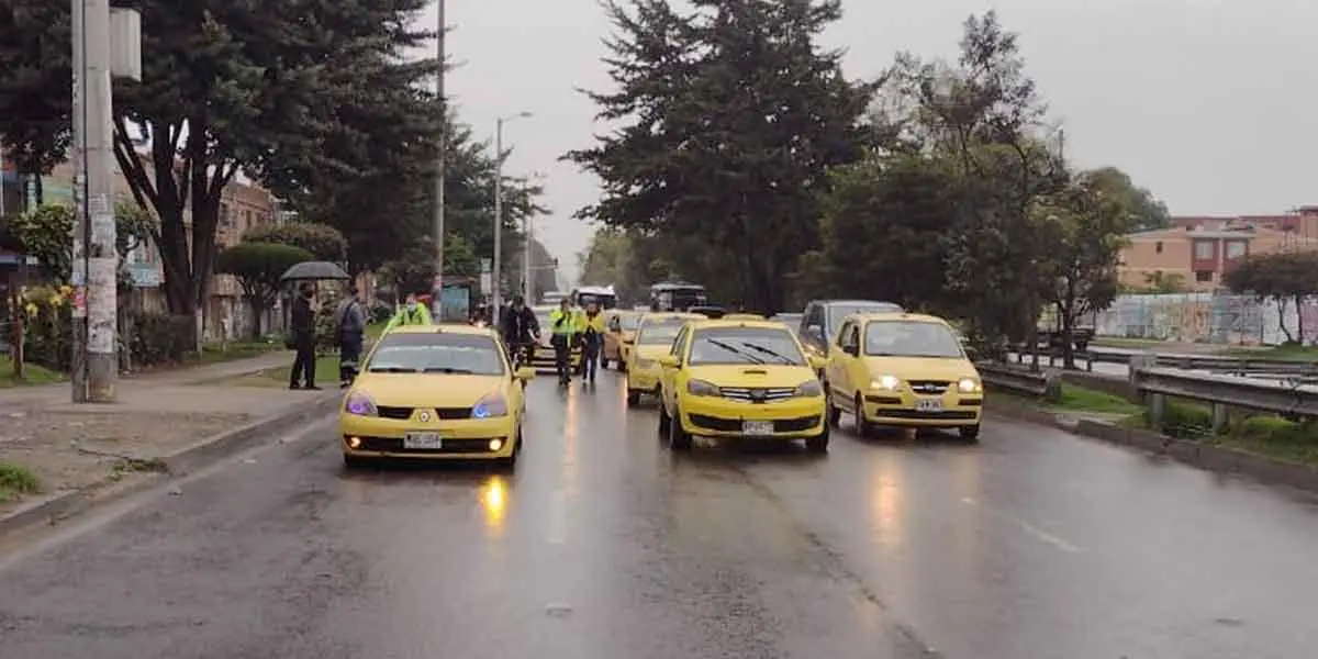 Taxistas iniciaron plan tortuga en diferentes vías del país