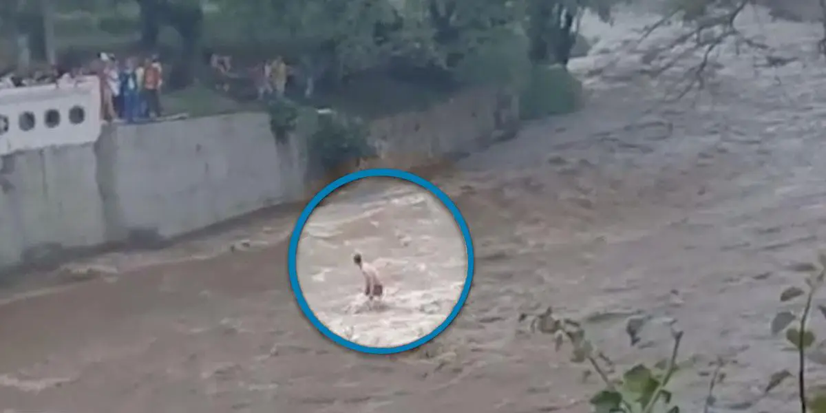 (Video) Rescatan a un habitante de calle atrapado en una creciente del río Cali