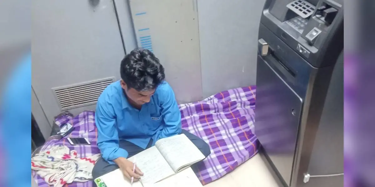 Vigilante que estudia adentro de un cajero automático es viral