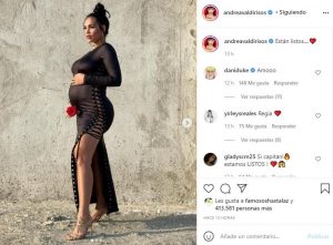 Andrea Valdiri embarazo en vestido negro largo