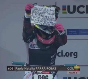 Ciclista BMX cartel contra Duque