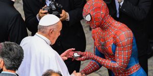 Papa Francisco saludó a Spiderman en el Vaticano