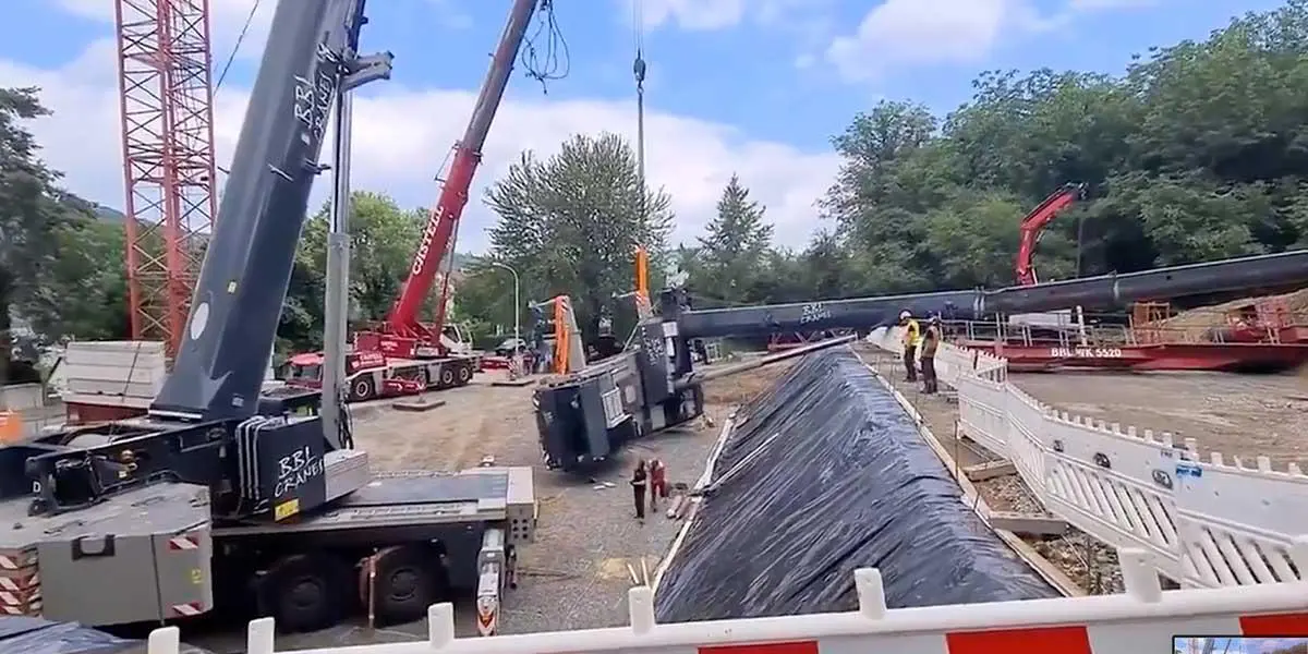 (Video) Grúa de 68 toneladas les cae encima a dos obreros y sobreviven milagrosamente