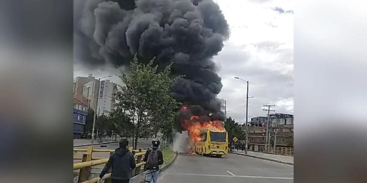 Vándalos prenden fuego a bus de TransMilenio en medio de desalojo en humedal de Suba