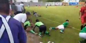 Hombres armados irrumpen en partido de futbol y desatan balacera contra los asistentes