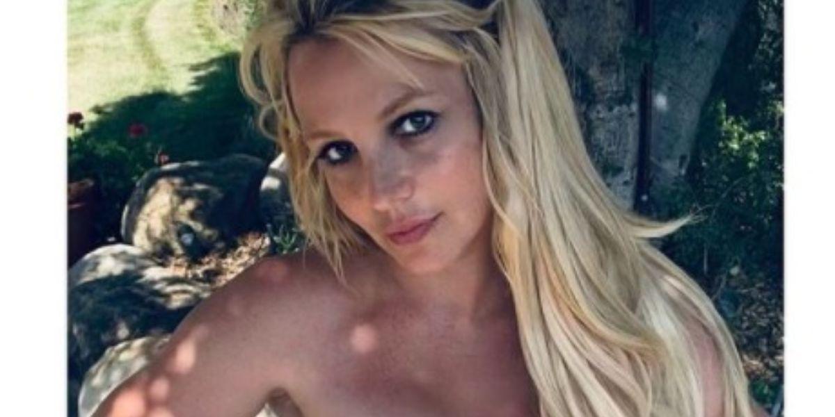 Britney Spears posó en topless tras renuncia padre como tutor