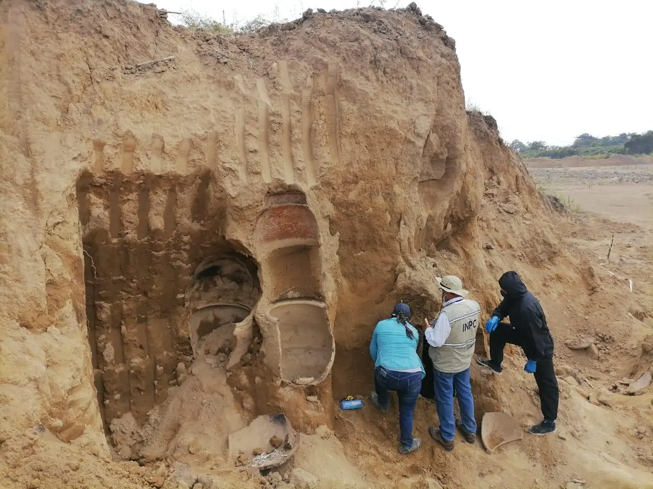 ¡De no creer! Arqueólogos hallan urna funeraria intacta de la cultura prehispánica en Ecuador