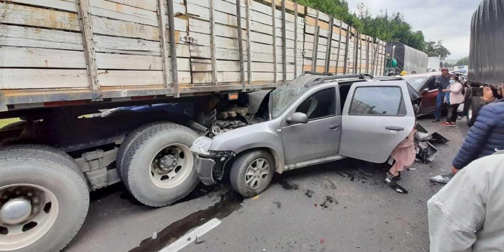 Grave Accidente: Tractomula Choca Contra Nueve Vehículos En La Vía ...