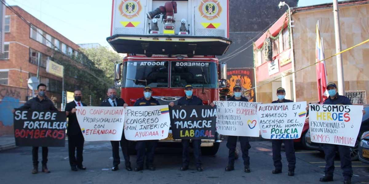 Bomberos protestan para lograr mejores condiciones laborales - Canal 1
