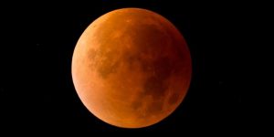 ¿Cómo y cuándo ver el eclipse de luna roja?, el más largo del siglo