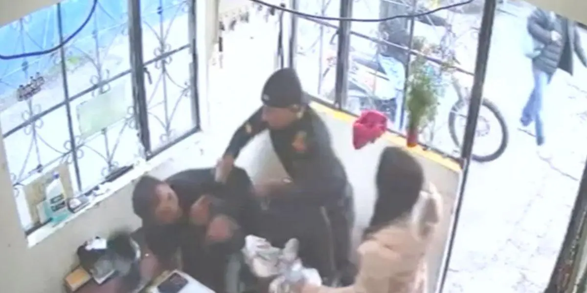 (Video) A puños y patadas un hombre agredió a vigilante en Bogotá
