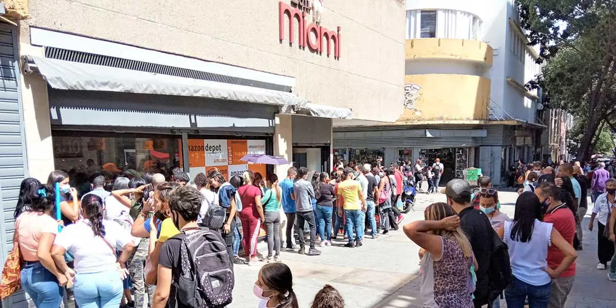 La curiosa tienda que genera largas filas en Caracas y causa polémica sobre la economía venezolana