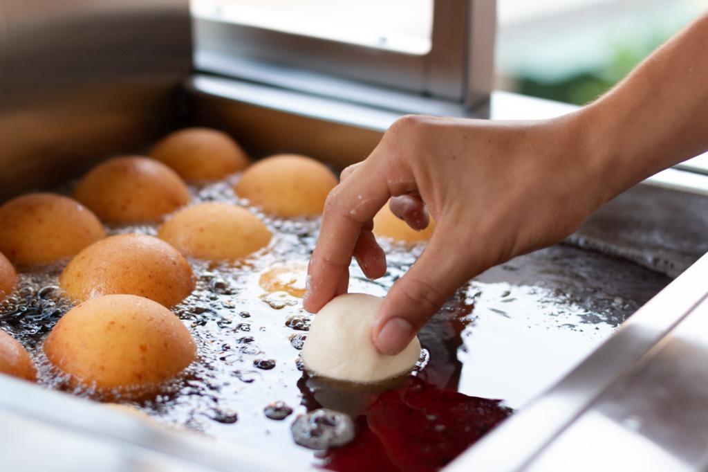 Foto de buñuelos fritándose