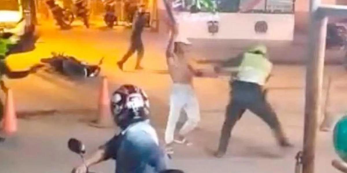 Video: Hombre ataca con machete a varios policías en Cartagena