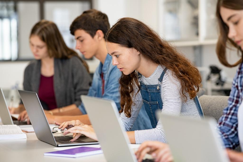 foto jovenes con computadoras estudiando
