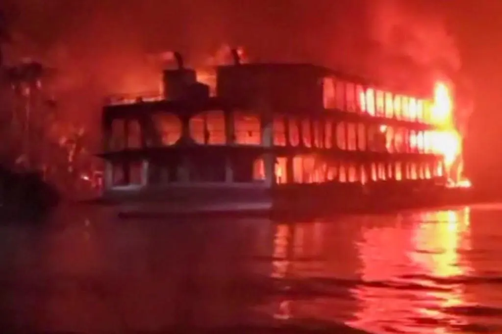 Tragedia en Navidad: Mueren al menos 37 personas por incendio de un ferri en Bangladesh
