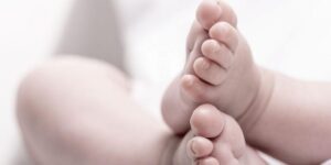 Bebé que había sido declarada muerta despertó durante su funeral: Su corazoncito latía