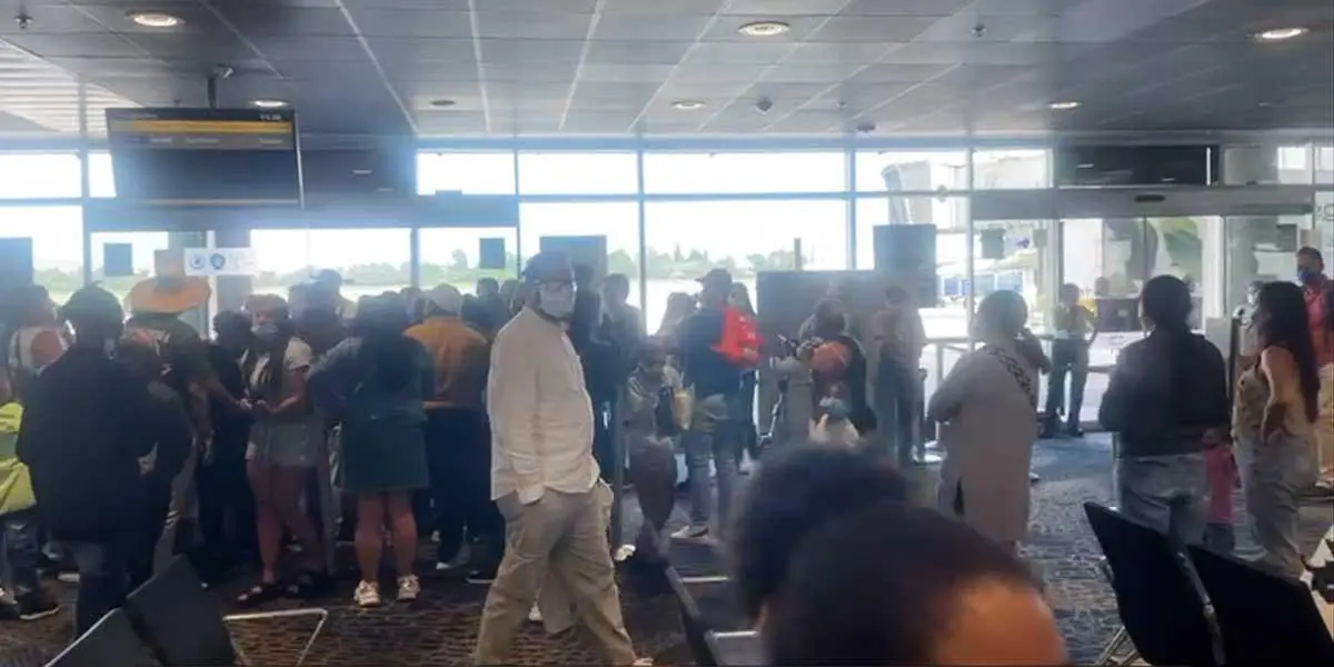 (Video) Usuarios protestan por cancelación de vuelos en Aeropuerto El Dorado, por cuenta de Ómicron