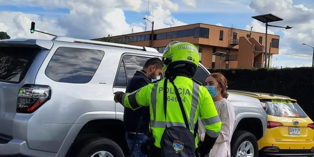 Conductor que quiso saltarse un trancón terminó siendo la burla de muchos en Bogotá